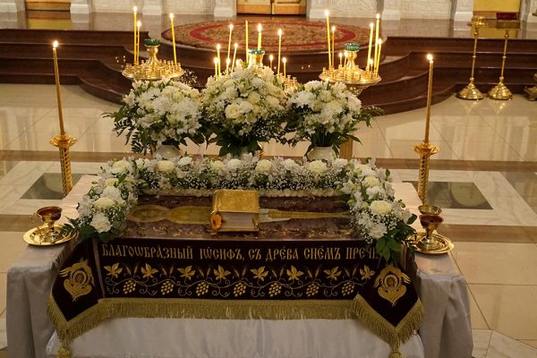В канун Великой Субботы в храме прп. Василия Исповедника совершили утреню с чином погребения